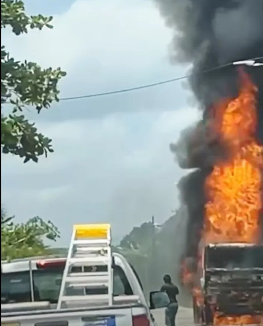 Vrachtwagen volledig uitgebrand op Avobakaweg