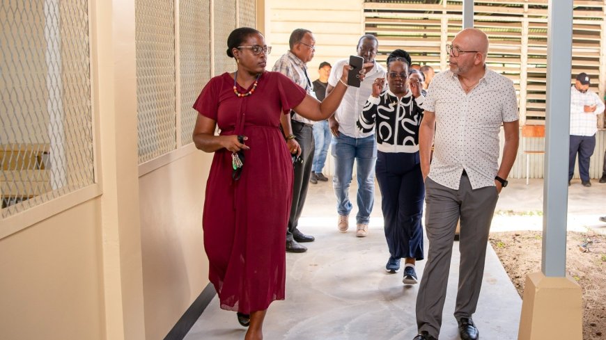 Currie: 100 nieuwe lokalen en renovatie 35 scholen voor nieuw schooljaar