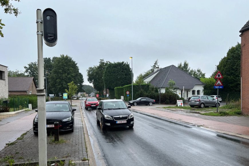 Opmerkelijk – Flitsapparaat in Enschede flitst steeds geparkeerde auto en eigenaar krijgt boe