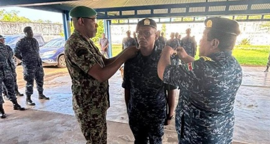 Militair Farley Pinas bevorderd tot sergeant na moedig optreden bij steekpartij