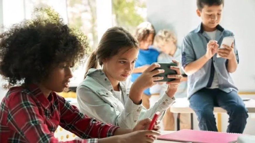 Minister Currie wil zelfde regels voor telefoons op alle scholen