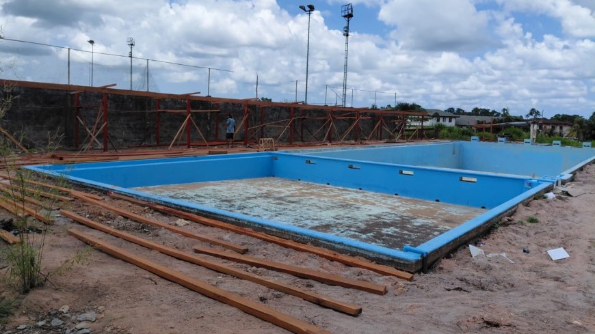 Zwembad achter Moengo Stadion na 36 jaar bijna klaar voor opening