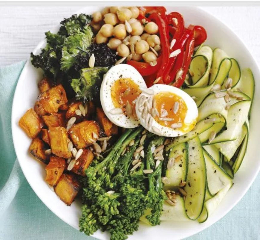 Bowl met boerenkool, kikkererwten, broccoli en ei
