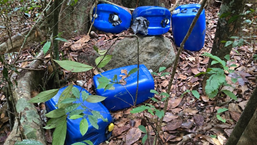 Politie vindt jerrycans met vermoedelijk vliegtuigbenzine in Para