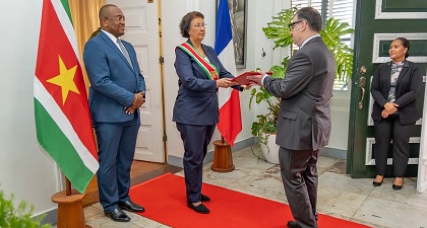 Franse ambassadeur Benoît Denise overhandigt geloofsbrieven aan president Simons
