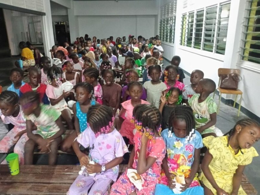 Leerlingen Boven-Suriname voor ontspanning en educatieve excursie in Paramaribo