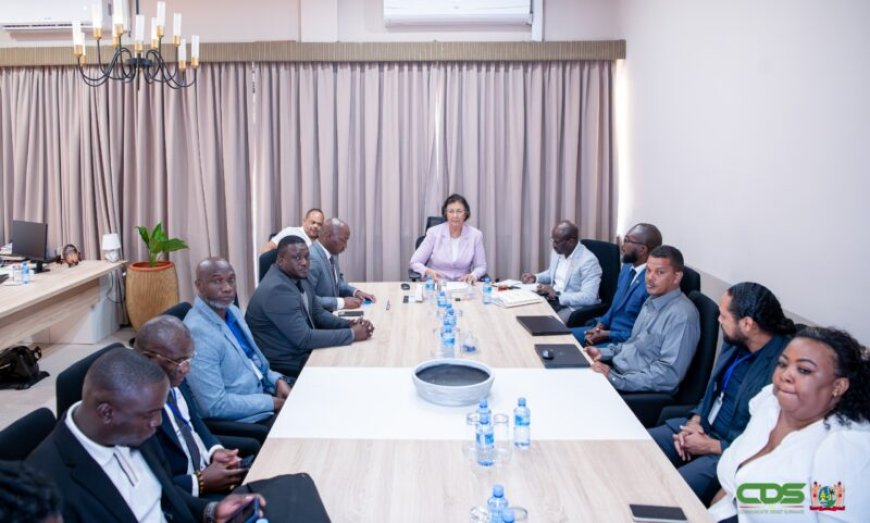 President en Grassalco bespreken kwestie rivierverontreiniging; vraagt om terughoudendheid