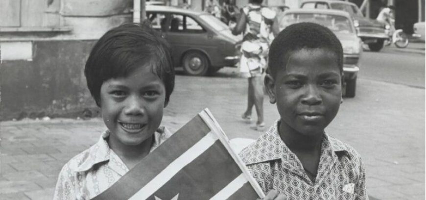 Reizende Surinaamse tentoonstelling strijkt eindelijk neer in Amsterdam