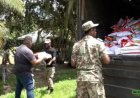Voedselhulp voor bewoners langs vervuilde Saramaccarivier