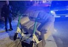 Politie ziet twee mannen op rijdende bank