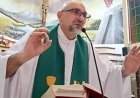 Priester in Ecuador gedood door vallend kruisbeeld tijdens live uitgezonden mis