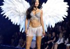 Kylie Jenner schittert met beha van 50 miljoen dollar.