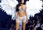 Kylie Jenner schittert met beha van 50 miljoen dollar