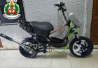 Politie Nickerie neemt opgevoerde scooter voor races in beslag