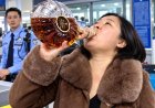 WIST U DAT: Een Chinese vrouw in 2015 op luchthaven Peking Capital fles Remy Martin opdronk, 