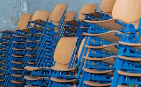 President omarmt particulier initiatief voor schoolmateriaal