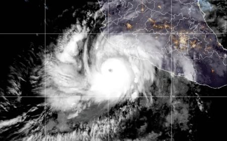 Orkaan Simon bereikt categorie 4 en bedreigt westkust van Mexico