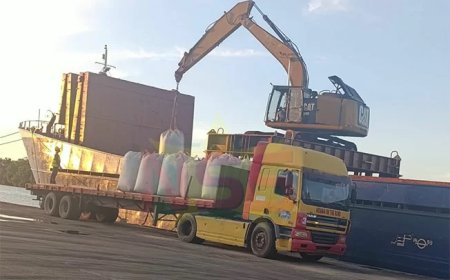 Volledige lading 385 ton illegaal ingevoerde rijst onder politiebewaking bij FAI