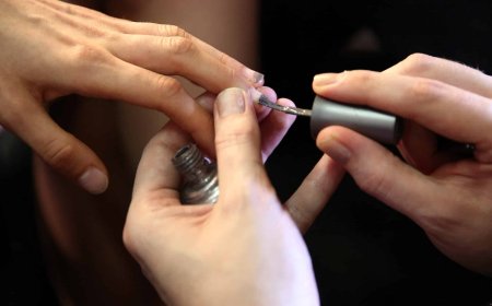 Peru wil nagellak en korte rokjes op scholen verbieden