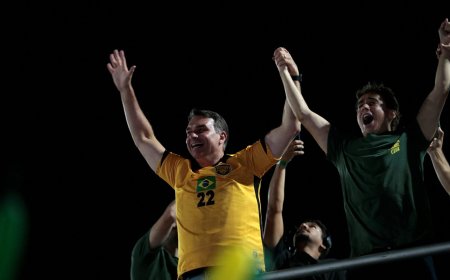 Zoon Bolsonaro ruikt overwinning in Brazilië en wil veroordeelde vader vrij krijgen