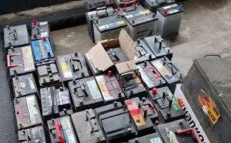 Jonge ondernemer kiest voor een eerlijke hossel met autobatterijen en koper