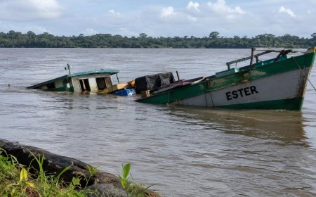 Boot met lading zinkt op Corantijnrivier bij Apoera, bemanning ontsnapt aan verdrinkingsdood