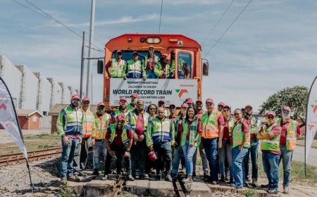 Opmerkelijk – Goederentrein met recordaantal van 696 wagons in Zuid-Afrika