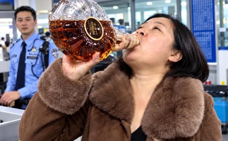 WIST U DAT: Een Chinese vrouw in 2015 op luchthaven Peking Capital fles Remy Martin opdronk, 
