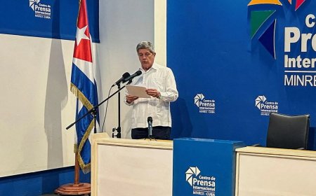  Cuba ontvangt uitgezette diplomaat als held