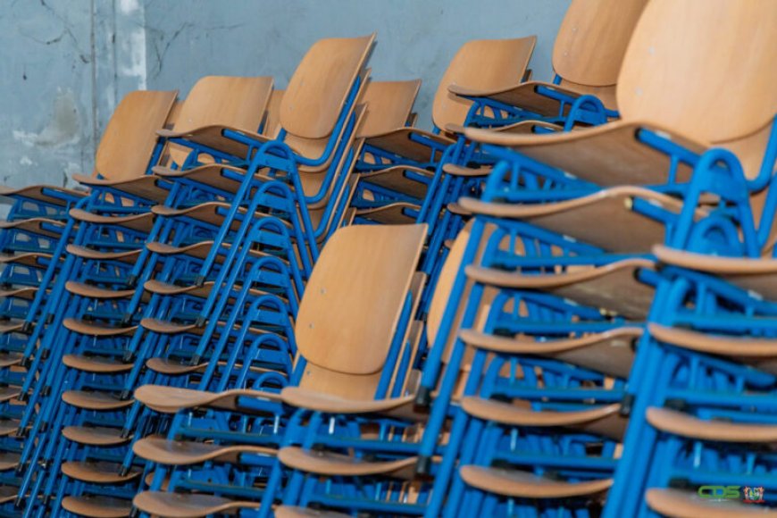President omarmt particulier initiatief voor schoolmateriaal