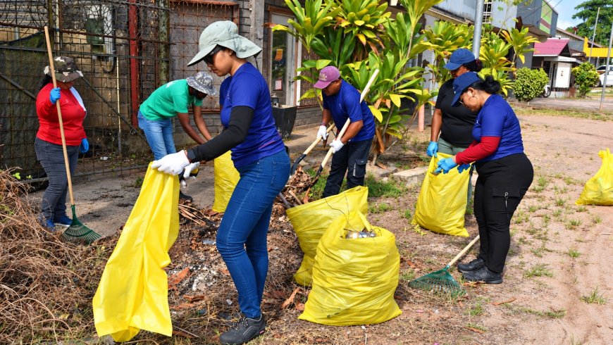 DP World markeert 15 jaar Suriname met cleanup en donaties in La Vigilantia