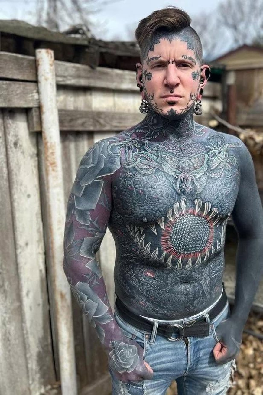 Man heeft negentig procent van lichaam bedekt met tatoeages