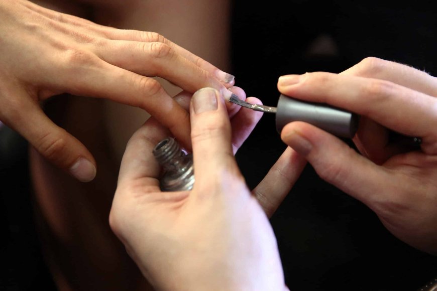 Peru wil nagellak en korte rokjes op scholen verbieden