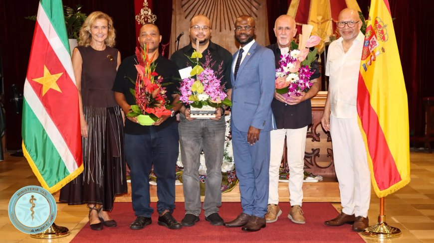 Minister Misiekaba woont bijzonder gitaarconcert bij