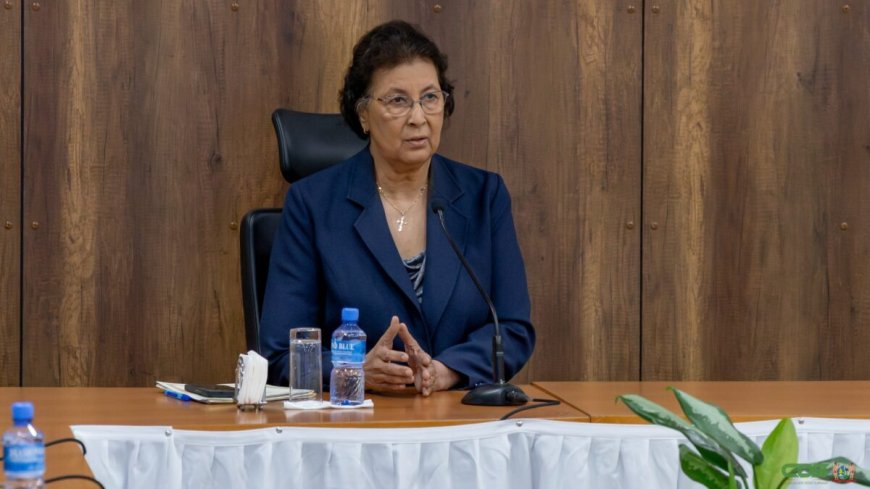 Simons wil strengere regels voor digitaal bankieren in Suriname