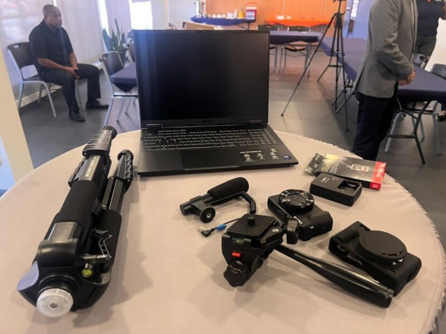 Jarige Hakrinbank schenkt videoapparatuur om awareness mentale gezondheid te verbeteren