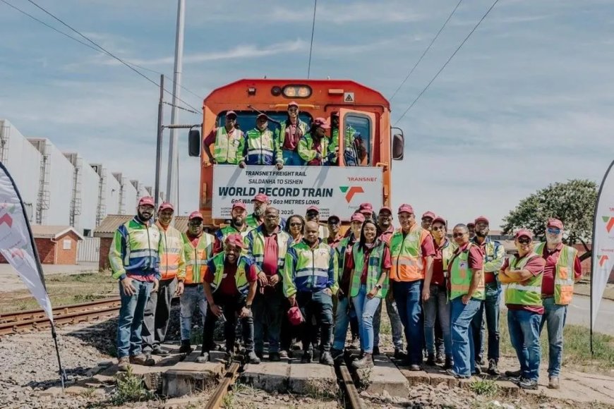 Opmerkelijk – Goederentrein met recordaantal van 696 wagons in Zuid-Afrika