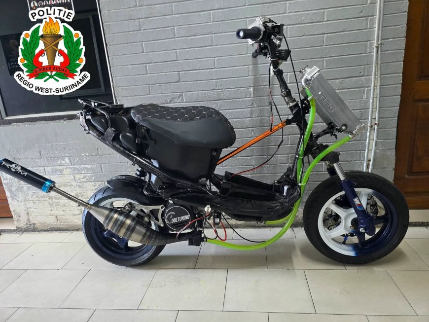Politie Nickerie neemt opgevoerde scooter voor races in beslag