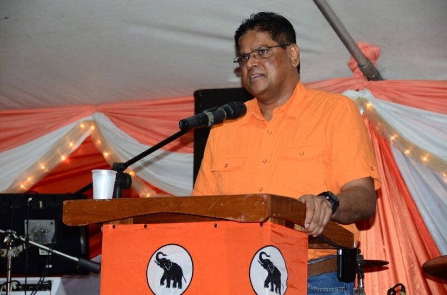 BESCHOUWING — Machtsstrijd VHP: Achaibersing, Gajadien of toch iemand anders?